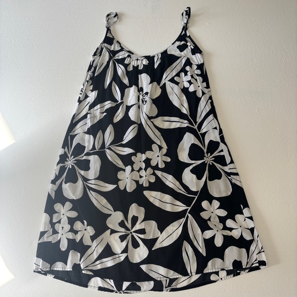 Tommy Bahama Short Black and White Floral Scoop Neck Dress - Picture 6 of 6